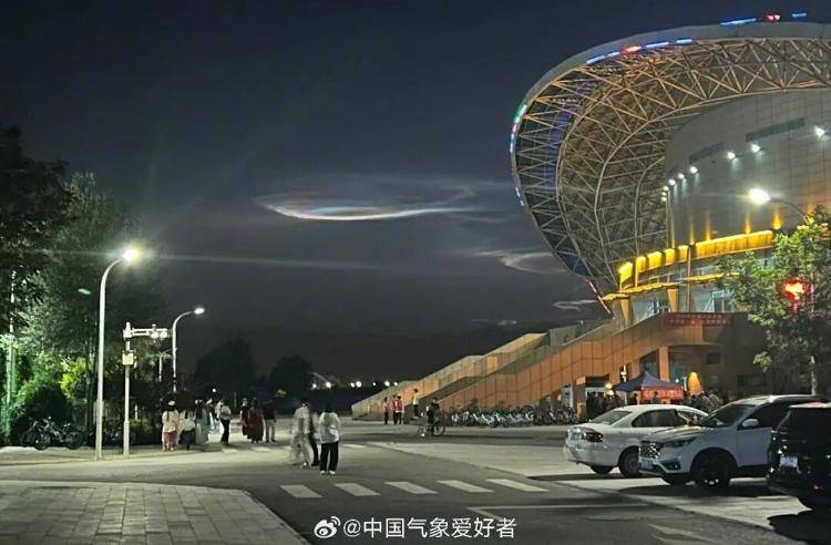 那不勒斯(女）vVs 帕尔马（女）_宁夏、甘肃、内蒙古多地夜空现“五彩祥云”那不勒斯(女）vVs 帕尔马（女），蔓延天际数小时，色彩炫丽科幻感拉满，天文博主：或与近期火箭发射有关