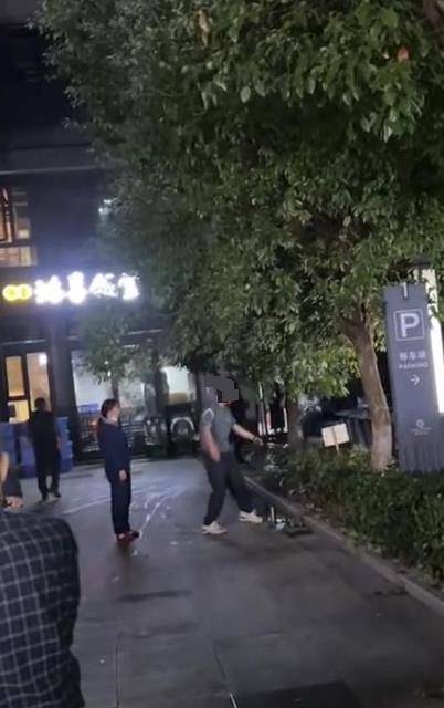 皇冠信用庄家_警方回应“拴绳大狗惨遭柯基主人砸酒瓶爆头”：已立案皇冠信用庄家，被打狗狗正在抢救