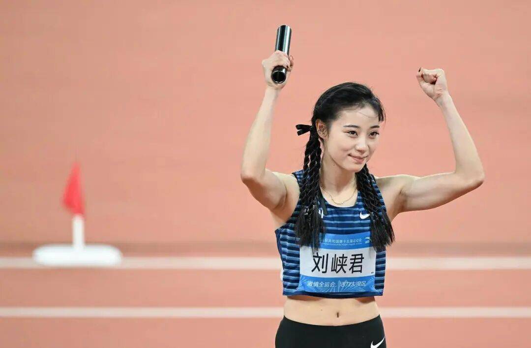 皇冠信用登1_“夺冠能偷偷亲你一下不？”十五运会上皇冠信用登1，这对田径CP的赛场之吻甜上热搜！