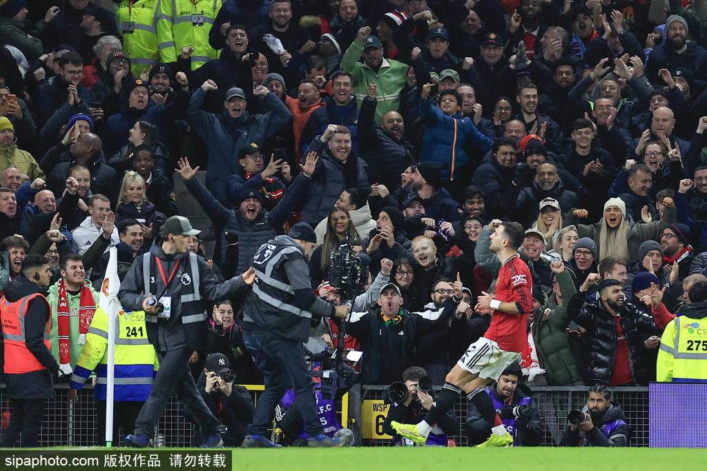 世界杯买个球怎么开户_海文面无表情领取全场最佳奖杯世界杯买个球怎么开户，B费晒照打趣：笑一个嘛