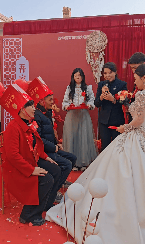 皇冠ag mos011
_婚礼上新娘冻得哆嗦皇冠ag mos011
,公公立马脱外套给新娘披上,主持人:很少见,很感动