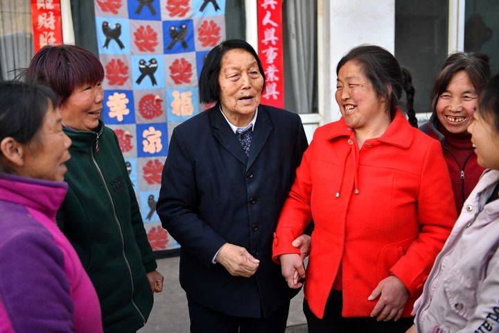 皇冠信用網正网_新华社政论｜携手为人类命运共同体撑起辽远发展天空——写在全球妇女峰会即将在北京举行之际